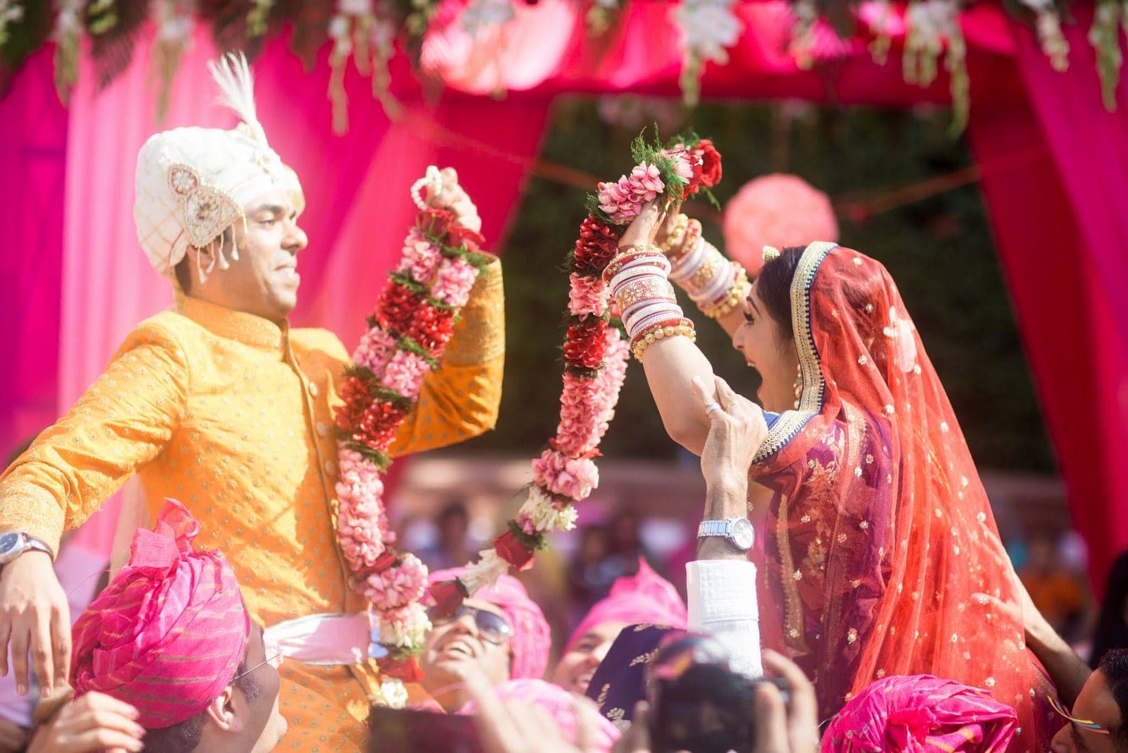 A ceremony full of colour and family energy